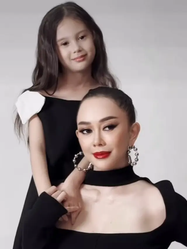 Aura Kasih dan anak (Instagram/aurakasih)