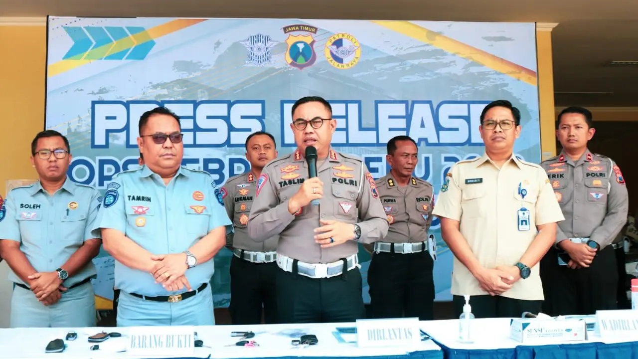 Dirlantas Polda Jatim, Kombes Pol M Taslim Chairuddin saat memaparkan hasil Operasi Zebra Semeru 2023. (Dian Kurniawan/Liputan6.com)
