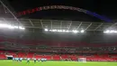 Pemandangan lampu berwarna bendera Prancis menghiasi latihan timnas Prancis jelang laga persahabatan melawan Inggris di Stadion Wembley, Inggris, Senin (16/11/2015). (AFP Photo/Marc Aspland)