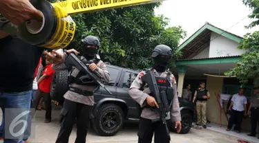 Petugas memasang garis polisi di depan rumah orangtua SA, pelaku penusukan tiga anggota polisi, di Kelurahan Sepatan, Tangerang, Kamis (20/10). Sebelumnya SA menyerang Pospol Cikokol dan melukai tiga anggota polisi (Liputan6.com/Stringer)