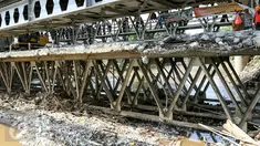 Pemprov DKI Jakarta mulai membongkar Jembatan Rawajati, Kalibata, Jakarta, Minggu (6/3/2016). Pasalnya, keberadaan jembatan tersebut menyebabkan pemukiman warga di sekitar Kali Ciliwung sering terendam banjir. (Liputan6.com/Yoppy Renato)