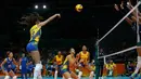 Atlet voli asal Brasil, Sheilla (kiri) melakukan smash saat laga melawan Argentina di Olimpiade Rio 2016, Brasil pada 8 Agustus 2016. (REUTERS / Marcelo del Pozo)