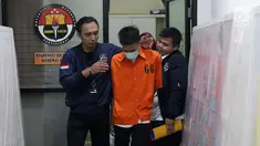Petugas DirTipidsiber Bareskrim Polri menggiring satu tersangka peretasan situs Kemendagri jelang rilis di Mabes Polri, Jakarta, Jumat (27/9/2019). DirTipidsiber Bareskrim Polri mengungkap dan menangkap tersangka peretasan situs Kemendagri. (Liputan6.com/Helmi Fithriansyah)
