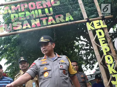 Kapolda Metro Jaya Irjen Gatot Eddy Pramono meninjau persiapan tempat pemungutan suara (TPS) di Kampoeng Pemilu Nusantara, Depok, Jawa Barat, Selasa (16/4). Peninjauan tersebut untuk memastikan persiapan dan keamanan penyelenggaraan pemilu serentak 17 April 2019. (Liputan6.com/Immanuel Antonius)