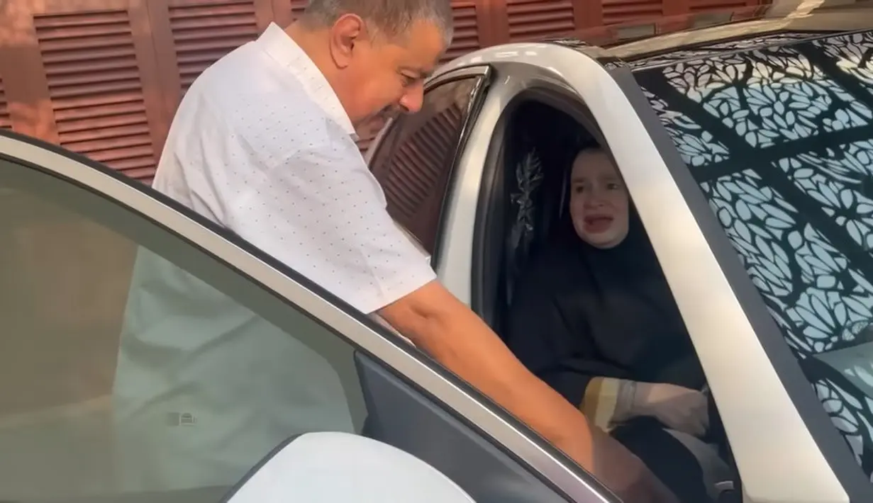 Mama Fadil begitu bahagia mendapatkan kado ultah dari putranya. Video yang tak direncanakan itu juga menjadi trending di Youtube. [Youtube/Fadil Jaidi]