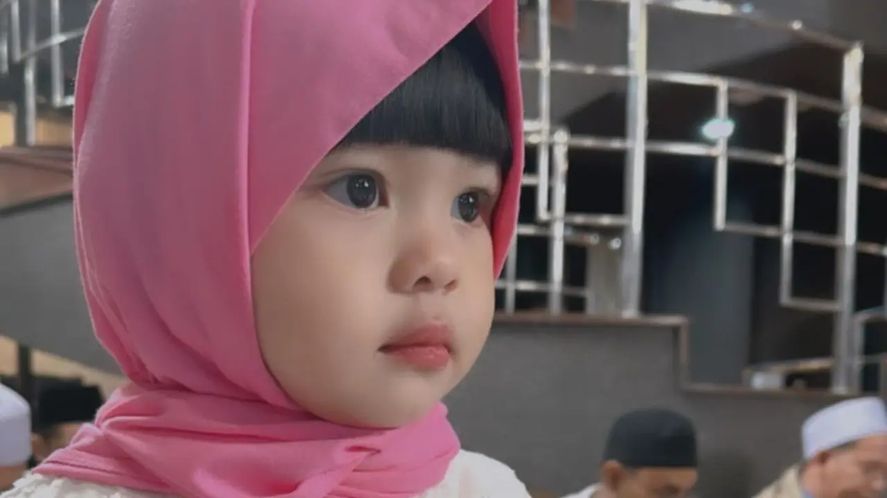 Potret Lucunya Ameena Anak Aurelie Hermansyah dan Atta Halilintar Berhijab Pink dan Berponi, Disebut Bak Boneka Hidup