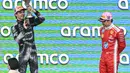 Sementara posisi ketiga dihuni pembalap Scuderia Ferrari HP asal Monako, Charles Leclerc. Tampak dalam foto, pembalap Mercedes AMG Petronas asal Italia, Kimi Antonelli, dan pembalap Scuderia Ferrari HP asal Monako Charles Leclerc (kanan), merayakan kemenangan di podium setelah Grand Prix Formula Satu Jepang di sirkuit Suzuka, Suzuka, prefektur Mie pada Minggu 29 Maret 2026. (ANDREW CABALLERO-REYNOLDS/AFP)