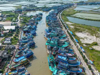 Pemandangan udara menunjukkan kapal-kapal nelayan berlabuh di Pelabuhan Juwana, Jawa Tengah, Rabu 6 Mei 2026. Kenaikan harga Bahan Bakar Minyak (BBM) diesel nonsubsidi (solar industri) per 4 Mei 2026, menyebabkan ribuan nelayan, khususnya di wilayah Pantura (Indramayu dan Pati), tidak dapat melaut. (Devi RAHMAN/AFP)