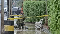 Petugas Gegana Polda Metro Jaya mengecek penemuan benda mencurigakan di Wisma Nusantara, Thamrin, Jakarta, Kamis (4/2). Setelah diselidiki ternyata kardus mencurigakan tersebut beriskani kue. (Liputan6.com/Faizal Fanani)