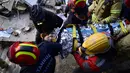 Tim penyelamat mengevakuasi seorang gadis Suriah berusia 12 tahun, Cudi, dari puing-puing bangunan yang hancur di Hatay, Turki, setelah gempa berkekuatan 7,8 melanda tenggara negara itu, Minggu (12/2/2023). Pada jam ke-147gempa di Hatay, tim SAR menarik Cudi dalam keadaan hidup dari puing-puing. (Photo by Yasin AKGUL / AFP)