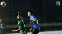 Penyerang PSMS Medan, Suhandi (kiri) berebut bola dengan pemain PSM Makassar di laga penyisihan grup A Piala Presiden 2018 di Stadion GBLA, Bandung, Selasa (16/1). PSMS unggul 2-1. (Liputan6.com/Helmi Fithriansyah)