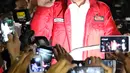 Calon Presiden RI Petahana, Joko Widodo bersama Cawapres Ma’ruf Amin menyapa pendukungnya saat berada di atas jeep menuju gedung KPU dari Tugu Proklamasi, Jakarta, Jumat (21/9). (Liputan6.com/Helmi Fithriansyah)
