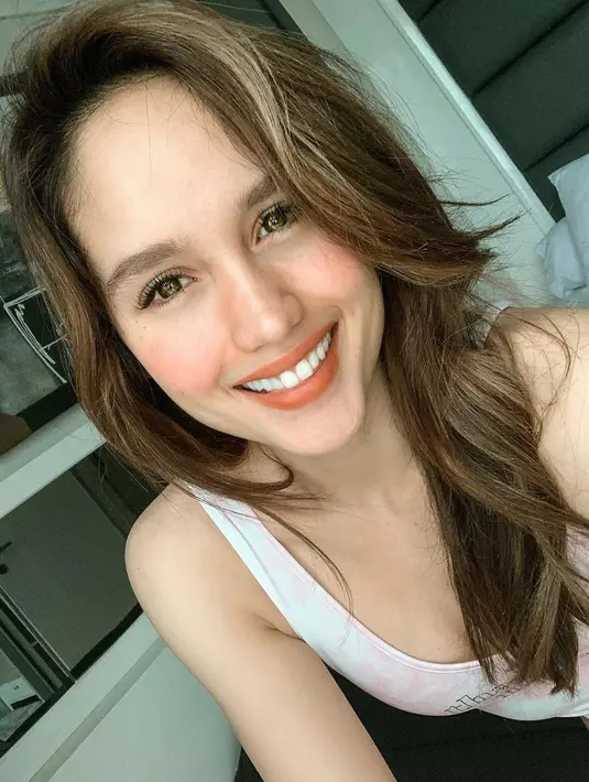 "Kaget sih. Di dunia ini ada tujuh miliar orang kira-kira, mungkin ada 3,5 milyar perempuan karena setengahnya kan perempuan. Dari banyak orang itu aku masik nominasi ya sesuatu yang spesial banget aku cuma bisa terima kasih," paparnya.  (Instagram/Claurakiehl)