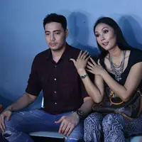 Jumat (26/5) Kalina dan Hendrayan resmi menikah. Mantan istri Deddy Corbuzier itu dinikahkan langsung oleh ayahnya. Tidak banyak tamu undangan yang didominasi warna putih. Hanya orang terdekat dan keluarga yang hadir. (Nurwahyunan/Bintang.com)