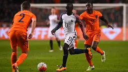 Gelandang Prancis, N'Golo Kante, berusaha melewati gelandang Belanda, Quincy Promes, pada laga persahabatan di Stadion Amsterdam Arena, Amsterdam, Jumat (25/3/2016). Belanda takluk 2-3 dari Prancis. (AFP/Franck Fife)