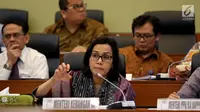 Menteri Keuangan Sri Mulyani  memberi paparan dalam rapat kerja dengan Badan Anggaran (Banggar) DPR di Gedung Nusantara II DPR, Kamis (31/5). Rapat terkait penyampaian kerangka ekonomi makro dan pokok kebijakan dalam RAPBN 2019. (Liputan6.com/Johan Tallo)