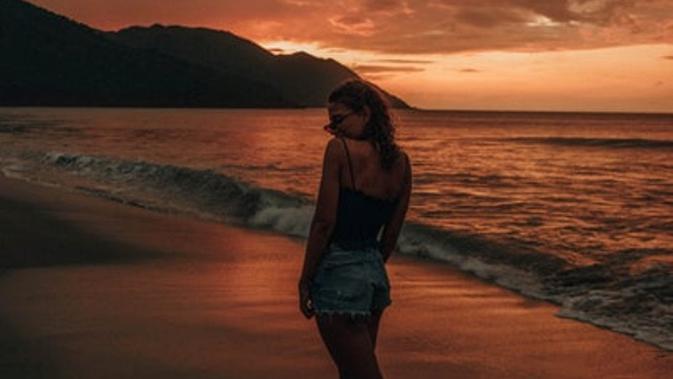 Ilustrasi celana pendek. Sumber foto: unsplash.com/Gian Cescon.