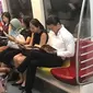Pria ganteng sedang baca buku di MRT. (dok.Instagram @hotdudesreading/https://www.instagram.com/p/BvZU2v1lIQ6/Henry