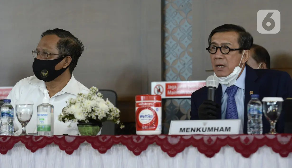 Menkumham Yasonna H Laoly (kanan) dan Menko Polhukam Mahfud MD saat menyampaikan keterangan terkait pemulangan buron Maria Pauline Lumowa di Bandara Soetta, Tangerang, Banten, Kamis (9/7/2020). Maria merupakan pembobol kas BNI Cabang Kebayoran Baru senilai Rp 1,2 triliun. (merdeka.com/Dwi Narwoko)