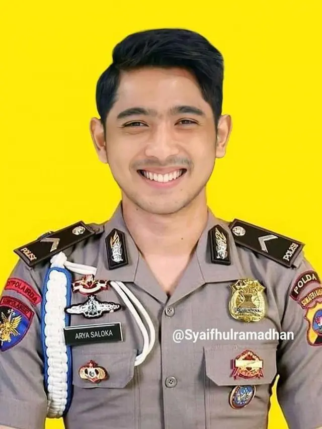 6 Editan Pasfoto Artis Jadi Polisi Ini Bikin Tepuk Jidat