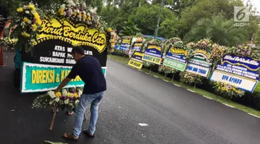 Karangan bunga untuk almarhum pengusaha senior Sukamdani Sahid Gitosardjono berjajar di sepanjang Jalan Imam Bonjol, Menteng, Jakarta, Kamis (21/12). (Liputan6.com/Immanuel Antonius)