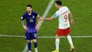 Pemain Polandia Robert Lewandowski (kanan) berinteraksi dengan pemain Argentina Lionel Messi pada akhir pertandingan sepak bola Grup C Piala Dunia 2022 di Stadion 974, Doha, Qatar, 30 November 2022. Argentina lolos ke babak 16 besar Piala Dunia 2022 dengan status juara Grup C usai mengalahkan Polandia 2-0. (AP Photo/Hassan Ammar)