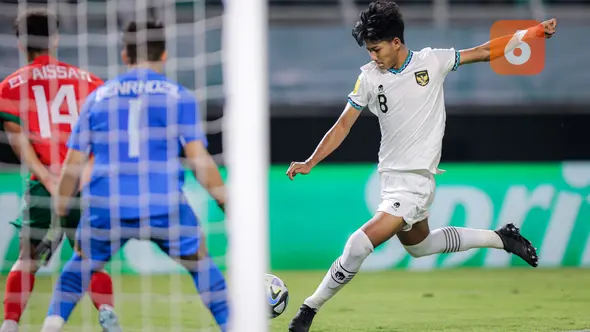 <p>Pemain Timnas Indonesia U-17, Arkhan Kaka (kanan) berusaha menjebol gawang Timnas Maroko U-17 dalam laga pamungkas Grup A Piala Dunia U-17 2023 yang berlangsung di Stadion Gelora Bung Tomo, Surabaya, Kamis (16/11/2023). (Bola.com/Bagaskara Lazuardi)</p>