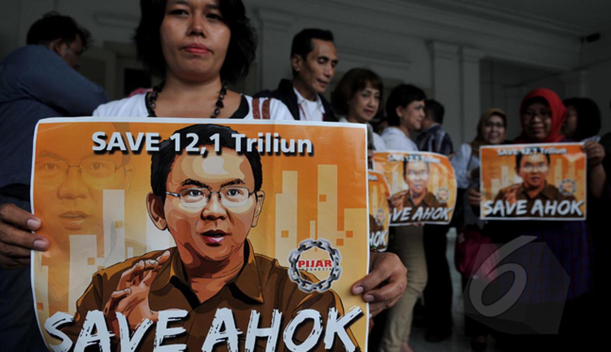 Massa dari Pijar Indonesia menggelar aksi save Ahok di teras Balaikota Jakarta, Selasa (3/3/2015). Mereka mendukung Ahok untuk membongkar dan menyeret ke meja hijau mafia anggaran di DPRD DKI Jakarta. (Liputan6.com/Johan Tallo)