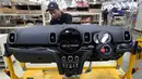 Teknisi merakit dashboard mobil MINI Countryman di pabrik perakitan Gaya Motor, Sunter, Jakarta, Kamis (6/9). New Mini Countryman yang dirakit di Indonesia hadir dalam dua varian. (Liputan6.com/Fery Pradolo)