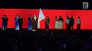 Menko PMK Puan Maharani membawa bendera Asian Games saat penutupan Asian Games 2018 di Stadion Utama GBK, Jakarta, Minggu (2/9). China akan menjadi tuan rumah Asian Games 2022. (Merdeka.com/Imam Buhori)