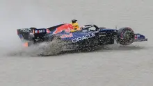 Pembalap Red Bull asal Belanda, Max Verstappen, tergelincir keluar lintasan saat sesi kualifikasi Grand Prix Formula Satu Australia di Albert Park, Melbourne, Australia, Sabtu, 7 Maret 2026. (AP Photo/Asanka Brendon Ratnayake)