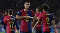 Striker Barcelona, Robert Lewandowski, merayakan gol yang ia cetak ke gawang Getafe pada lanjutan Liga Spanyol 2024/2025, Kamis (26/9/2024) dini hari WIB. (LLUIS GENE / AFP)