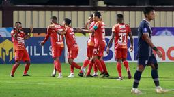 Pemain Bali United merayakan gol ke gawang Arema FC pada laga BRI Liga 1 di Stadion PTIK, Jakarta, Senin (27/3/2023). Arema menang dengan skor 3-1. (Bola.com/M Iqbal Ichsan)