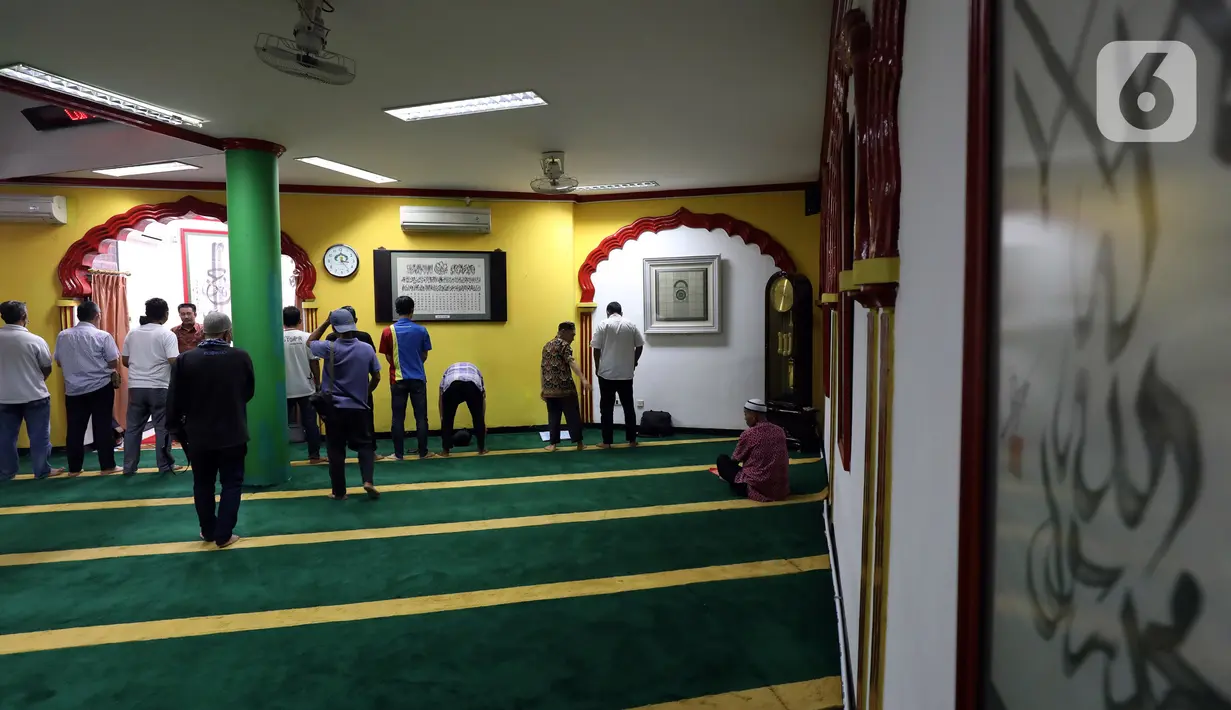 Umat muslim saat melakukan Sholat di masjid Lautze, kawasan Sawah Besar, Jakarta Pusat, Rabu (20/4/2022). Masjid Lautze berupa bangunan ruko dengan arsitektur etnis Tionghoa pertama yang ada di Jakarta yang dibangun oleh Haji Karim Oei pada tahun 1991. (Liputan6.com/Johan Tallo)