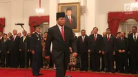 Jenderal TNI Purnawirawan Agum Gumelar bersiap menandatangani berita acara upacara pelantikan di Istana Negara, Jakarta, Rabu (17/1). Agum Gumelar diangkat sebagai anggota Dewan Pertimbangan Presiden (Watimpres). (Liputan6.com/Pool/Randi)