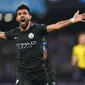 Pemain Manchester City, Sergio Aguero saat merayakan gol ke gawang Napoli pada laga Liga Champions grup F di San Paolo stadium, Naples, (1/11/2017). City menang 4-2. (AFP/Filippo Monteforte)