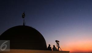 Tim Rukyatul Hilal usai meneropong posisi hilal di Mesjid Al Musriyiin, Jakarta, Kamis (16/7/2015). Rukyatul Hilal dilanjutkan dengan sidang Isbat untuk menentukan jatuhnya Idul Fitri 1 Syawal 1436 Hijriah. (Liputan6.com/Helmi Afandi)