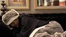 <p>Lisa terlihat gemas saat berpose pura-pura tidur sambil meringkuk di sofa. Penyanyi kelahiran Thailand ini mengenakan trapper hat khas musim dingin dan hodie berwarna hitam. (Instagram/@lalalalisa_m)</p>