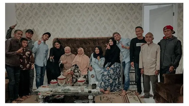 5 Potret Ridho 2R dengan Kekasih, Dikabarkan Segera Menikah