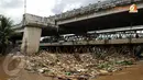 Tumpukan sampah ini tersangkut di kolong jembatan di jalan Raya Kalibata Jakarta Selatan (Liputan6.com/Helmi Fithriansyah)