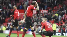 Para pemain Manchester United tampak kecewa usai diimbangi Wolverhampton Wanderers pada laga Premier League di Stadion Old Trafford, Sabtu (22/9/2018). Manchester United ditahan 1-1 oleh Wolverhampton. (AP/Rui Vieira)