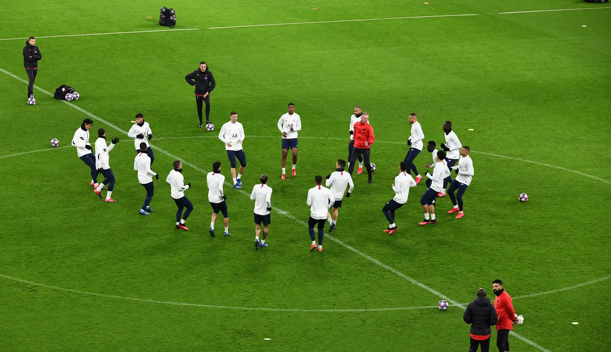Para pemain PSG melakukan pemanasan saat mengikuti sesi latihan tim di stadion Signal Iduna Park di Dortmund, Jerman (17/2/2020). PSG akan bertanding melawan Borussia Dortmund pada leg pertama babak 16 Liga Champions. (AFP Photo/Ina Fassbender)