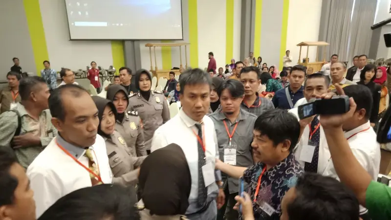 Rapat pleno rekapitulasi Pilkada Wali Kota Makassar sempat diwarnai kericuhan