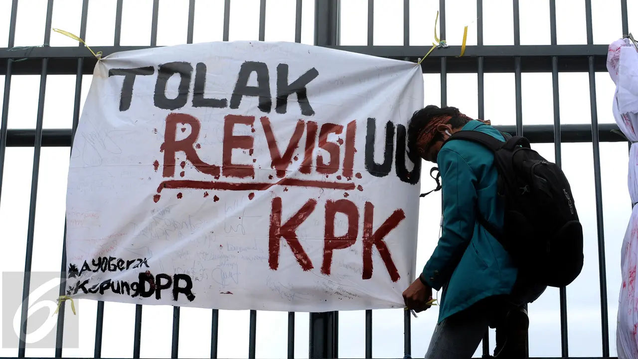 20151215-Puluhan Mahasiswa Tolak Revisi UU KPK-Jakarta- Helmi Fithriansyah