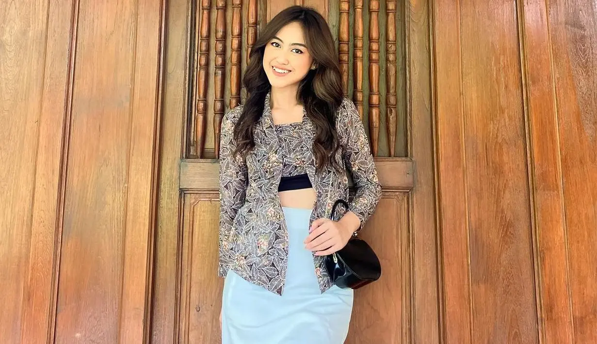 Seperti potret ini, Sisca membuktikan bahwa kebaya kutubaru juga tak kalah menarik dipadukan dengan rok model side slit. [Foto: IG/jkt48sisca].