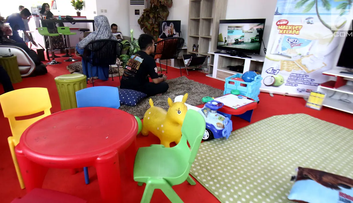 Suasana tempat beristirahat di posko di rest area 57 km, Karawang, Jawa Barat, Kamis (29/6). Fasilitas yang disediakan seperti wi-fi, makanan dan minuman, ruangan ber-AC, kursi pijat, game station, TV satelit dan kids corner. (Liputan6.com/Helmi Afandi)