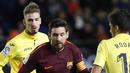 Striker Barcelona, Lionel Messi, berusaha melewati gelandang Villarreal, Rodrigo, pada laga La Liga, di Stadion De La Cerramica, Minggu (10/12/2017). Barcelona menang 2-0 atas Villarreal. (AP/Alberto Saiz)
