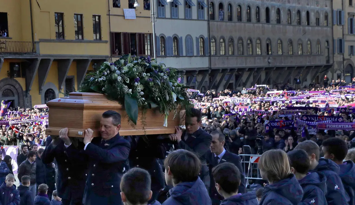 Peti jenazah pemain Italia Davide Astori dibawa ke gereja selama upacara pemakaman di Florence, Italia, Kamis, (8/3). Davide Astori meninggal pada usia 31 tahun di kamar hotel setelah terkena serangan jantung. (AP Photo/Alessandra Tarantino)