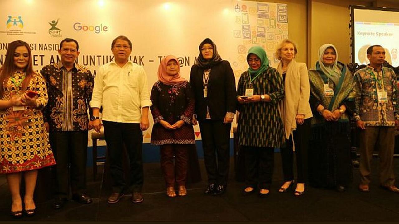Menkominfo Rudiantara (ketiga dari kiri) di acara Konferensi Nasional Internet Aman untuk Anak – TEM@N ANAK