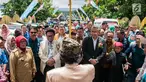 Menteri Desa PDTT, Eko Putro Sandjojo dan Ketua DPD RI, Oesman Sapta Odang menerima sambutan dalam kunjungan kerja di Desa Bilalang, Kota Kotamobagu, Sulawesi Utara, Kamis (12/4). Mendes meninjau pelaksanaan program padat karya tunai. (Liputan6.com/Pool)